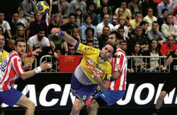 Minuto pred koncem tekme je Dean Bombač svoje soigralce popeljal do najvišjega vodstva (26:22). Foto: Tomaž Primožič/FPA