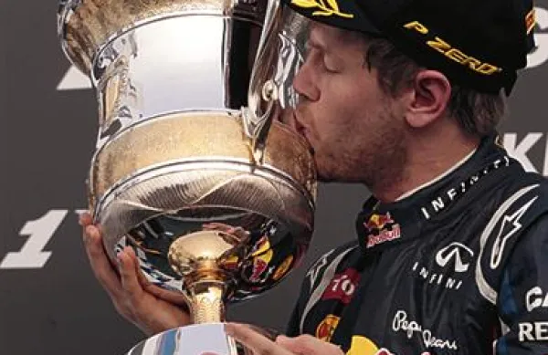 Sebastian Vettel je poljubil pokal za zmagovalca  dirke v Bahrajnu 