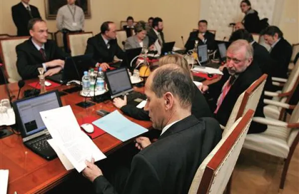Delo vlade kot uspešno ocenjuje dobrih 30, kot neuspešno pa dobrih 61 odstotkov vprašanih, kaže aprilska javnomnenjska raziskava Vox populi