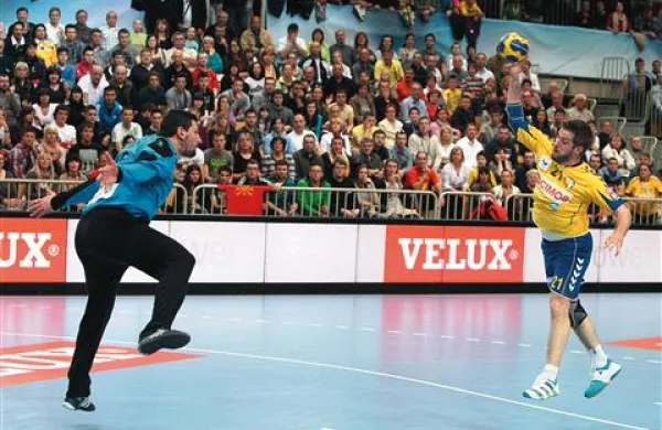 Uroš Rapotec (v vratih je Arpad Šterbik) je učinkovito zaključil tri protinapade