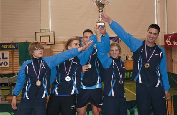 Z leve proti desni so novi prvoligaši - Davor Pejakić, Ludvik Peršolja, Janez Tomše, Kristijan Peršolja, trener  Darije Tokić