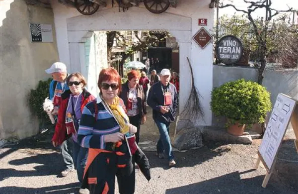 Za deset evrov so obiskovalci kupili spominski kozarec -  vstopnico v vse odprte borjače