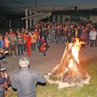 Večer se je zaključil s sežigom drenovih metel, ki so ves dan označevale odprte domačije