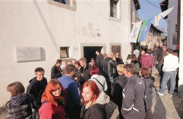 In na “gase” je vsaj v soboto posijalo sonce. Popoldne sta  ponudba vin in hrane ter vreme pritegnila več obiskovalcev,  vsi ponudniki pa z obiskom  niso bili ravno zadovoljni.