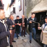 Čar vinske in gastronomske prireditve v Šmartnem je ravno uživanje dobrot na zdaj ozaljšanih uličicah utrjene vasi
