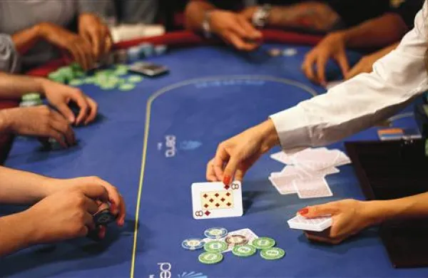S pomočjo mikrokamere naj bi dogajanje pri mizi za poker prenašali na računalnik