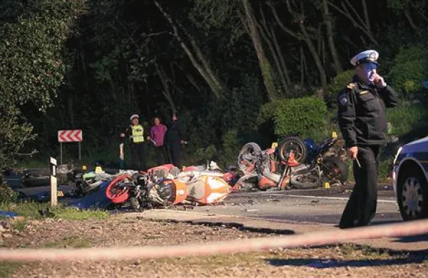 V silovitem trčenju so umrli trije motoristi, dva pa sta se hudo poškodovala