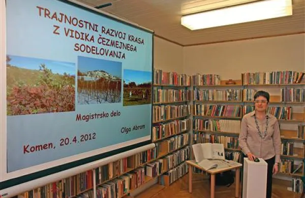 Olga Abram med predstavitvijo magistrskega dela v komenski knjižnici