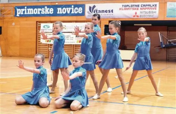    Predstavilo se  je več kot 500 nastopajočih iz 22 slovenskih  društev, od tega več kot sto iz ožje Goriške, ki so jo zastopale  članice klubov iz Prvačine, Solkana, Brd (na fotografiji mlajša skupina) in Nove Gorice