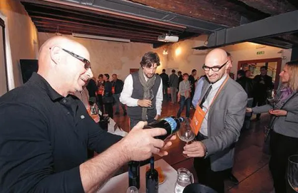 Na Festivalu oranžnih vin se je s svojimi belimi maceriranimi vini predstavilo štirideset pridelovalcev iz Slovenije, Italije in Hrvaške