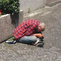 Ljudje pod pragom revščine so prisiljeni prosjačiti, v takšnih razmerah se poveča tudi število brezdomcev 