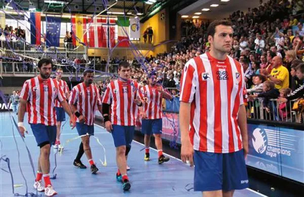 Rokometaši Atletica so v soboto sklonjenih glav zapuščali Bonifiko (v ospredju Mariusz Jurkiewicz)