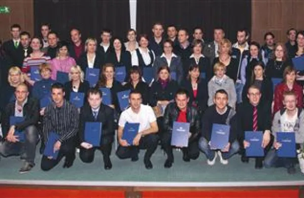 Na  šesti slavnostni podelitvi  je prejelo diplome 82 študentov, tudi  prva generacija inženirjev gozdarstva in lovstva z Višje strokovne šole Postojna