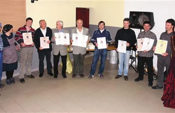 Letošnji najboljši repentaborski vinarji v družbi s kraljico terana in domačima igralcema