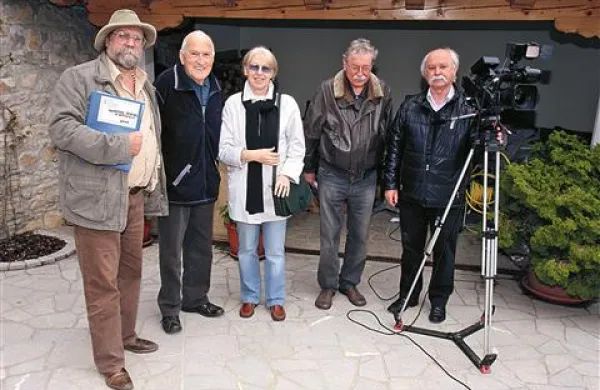 Del akterjev nastajočega filma o Danilo Žerjalu (od leve): Jadran Sterle, Edi Tavčar, Anny Žerjal Cereali, Tugo Štiglic in snemalec ter direktor fotografije Rado Likon