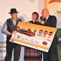 Silvija Kumar in Tadej Kranjc iz Gornjega Cerovega  sta prvi par briške poroke, ob njiju pa je briški župan Franc Mužič