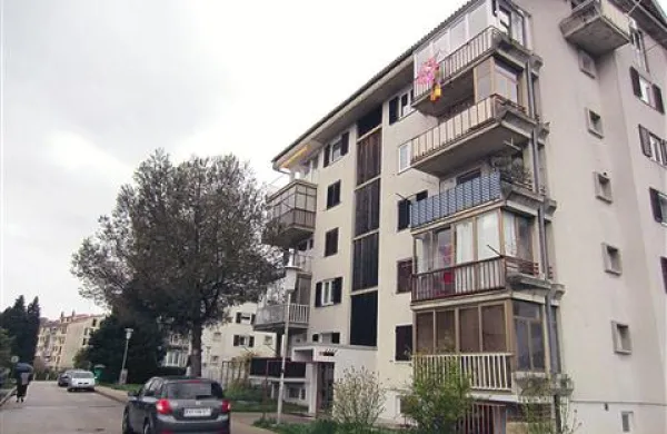 Blok v Fazanski 4, v katerem ima piranska občina  kadrovsko stanovanje. Vanj se bo v začetku maja vselil direktor občinske uprave.  
