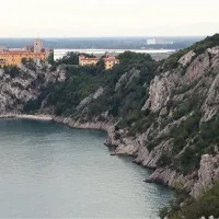 Princ Carlo Alessandro Torre e Tasso, lastnik Devinskega gradu in zemljišča, bi zaprl Rilkejevo pot 