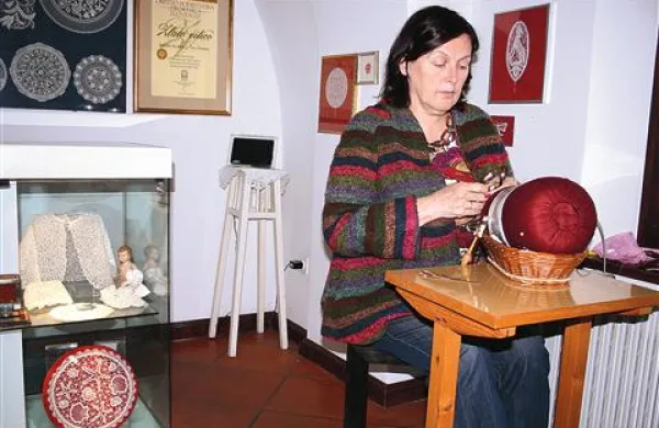 Sonja Koder na delu v družinskem Studiu