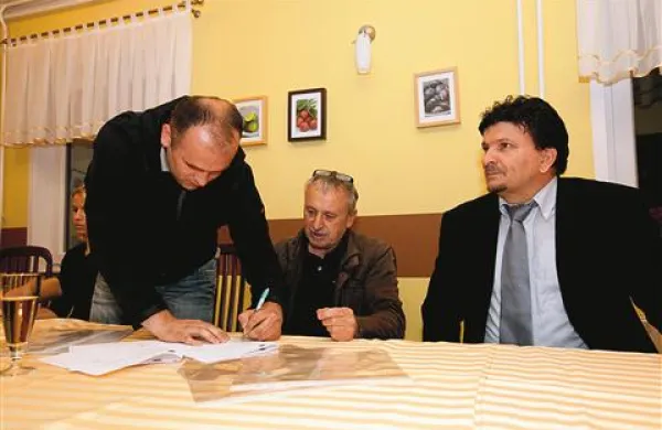 Pred slabim letom sta takole podpisovala pogodbo športni direktor  Elvin Omanović in predsednik Ferdinand Ucman (z leve proti desni), ob njiju trener Predrag Milović 