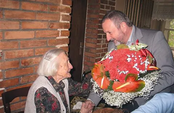 Emiliji Žnidaršič je s šopkom rož čestital tudi župan Emil Rojc