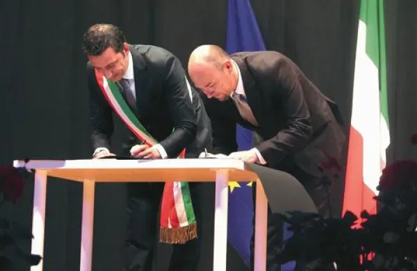 Predsednik KS Renče Borut Zorn (desno) in župan občine Staranzano Lorenzo Presot sta podpisala listino o potrditvi pobratenja, ki traja že 35 let