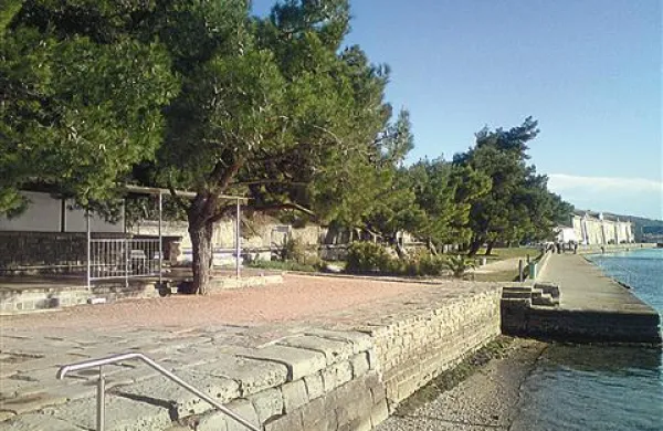 Na plaži pod fakulteto Turistica bodo odstranili začasni objekt (nekdanjo Playo). Tam bodo uredili   plato za animacijo in prireditve ter turistično informacijsko  točko.