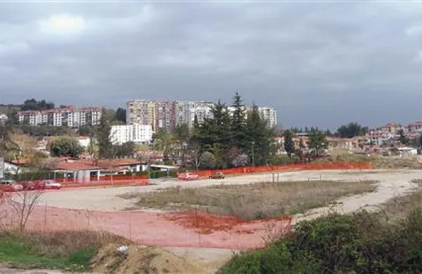 V Hoferju pojasnjujejo, da so svoje območje ogradili, ker bi radi preprečili odlaganje odpadkov 