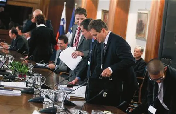 Vodilni s Kada in Soda pravijo, da s premoženjem upravljajo strateško. Kdor jih hoče pri tem omejiti, lahko to naredi le tako, da sporno premoženje kupi.