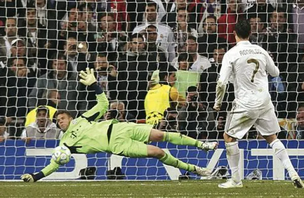 Bayernov vratar Manuel Neuer je ubranil enajstmetrovko Cristianu Ronaldu