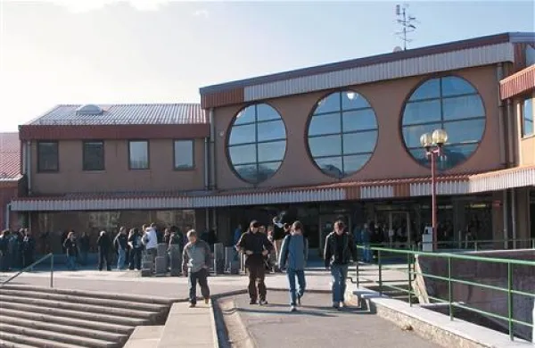 Šolski center Postojna je  letošnjemu Škofijskemu dnevu mladih odrekel gostoljubje, zato bo srečanje v župnišču