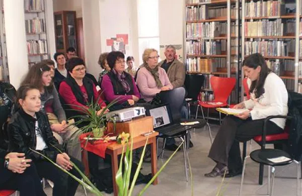Lea Grk je v knjižnico pritegnila veliko poslušalcev, ki jih je zanimalo, kako velike “čudeže” lahko pri razvoju otrok naredijo pravilni pristopi