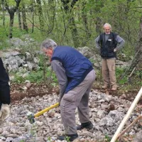 Priprave na gradnjo: Dušan Okorn razbija kamne z macolo, v ozadju Boris Čok