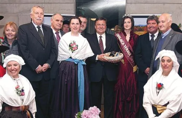 Del akterjev večera (z leve): Igor Dolenc, Drago Božac, Barbara Čepirlo kot povezovalka, Danijel Božič, Zoran Jankovič, Maruša Rogelja, Davorin Terčon, Zvonko Benčič - Midre