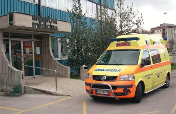 Zaradi nevarnosti vožnje in visokih stroškov popravil v letu 2010 je nujna zamenjava osem let starega dotrajanega vozila, ki za urgentne vožnje ni več ustrezno, opozarja  direktorica postojnskega zdravstvenega doma Irena Vatovec Progar 