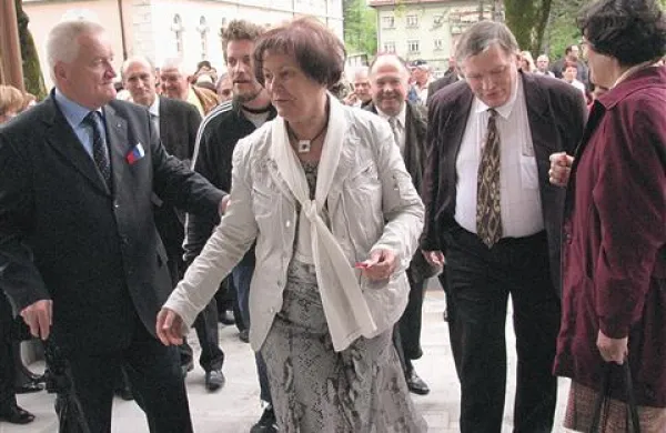  Viktorija Gorjup (v ospredju)  po treh desetletjih zapušča povsem prenovljeno bolnišnico