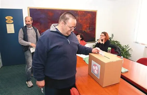 Do 18. ure se je referenduma v Kopru udeležilo vsega 16,38 odstotka članov, nizka udeležba je bila tudi drugod po Sloveniji