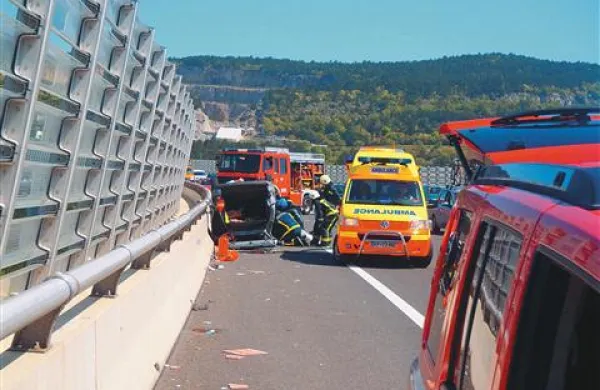 Ploščice so letele po viaduktu