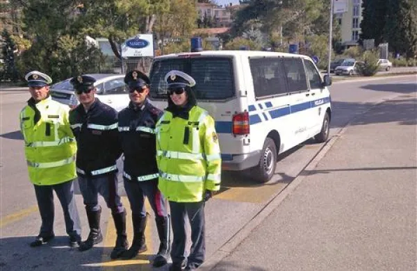 Policisti zaostrujejo stavko