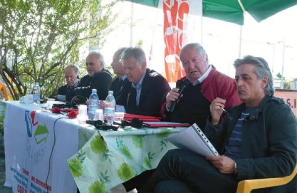 Sindikalno srečanje na Opčinah. Z desne:  Giacinto Menis, Giorgio Rossetti, Roberto Treu, Giovanni Fania, Peter Majcen in Dušan Semolič