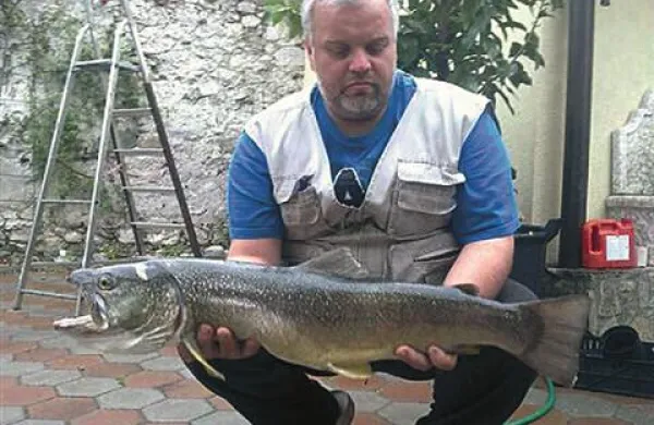 Denis Batagelj iz  Solkana je na Soči  ujel  75 centimetrov dolgo soško postrv 