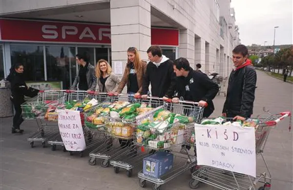 Člani Kluba izolskih študentov in dijakov so zbirali hrano za izolski Rdeči križ 