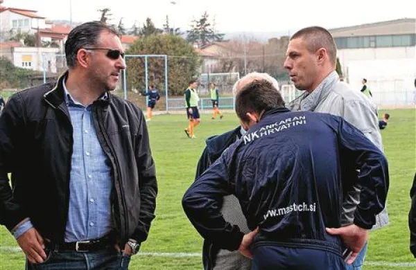  Trener AH Mas Techa Vlado Badžim (levo) je  poslal na igrišče izkušene napadalce, kot je Saša Jakomin (desno), a se je mreža stresla le enkrat.