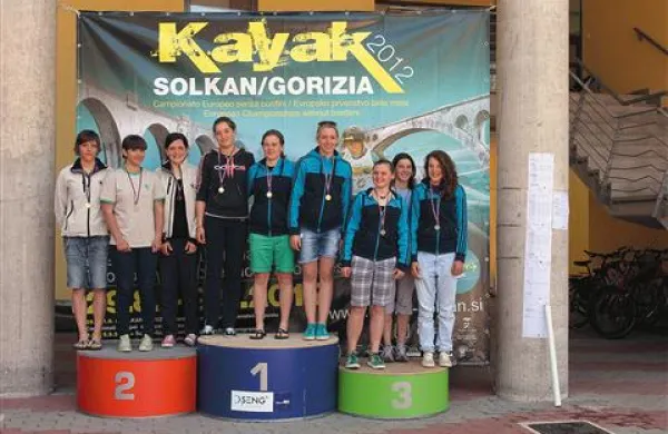  Anja Kancler si je priveslala štiri odličja, s klubskima kolegicama Nino Bizjak in Beti Medved (na najvišji stopnički) je osvojila prvo mesto  v ekipni tekmi kajakašic