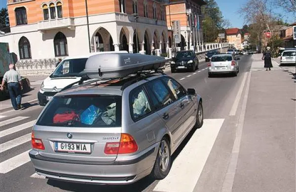 V petek in soboto dopoldan se je skozi Ilirsko Bistrico  vila počasi premikajoča se kolona pločevine na mejni prehod Jelšane
