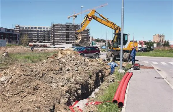 Ob diskontu Lidl so začeli graditi dostopno pot do bodočih trgovskih centrov Eurospin in Dipo Rutar 