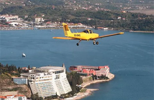 Rumeni tomahawk je priletel v Portorož v spremstvu osmih letal