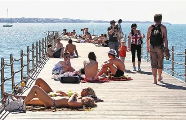 Lepo vreme je napolnilo plaže, za skok v morje pa so se odločili le najpogumnejši 