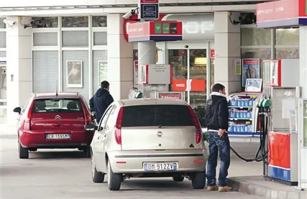 Drobnoprodajne cene naftnih derivatov v Sloveniji se bodo opolnoči znižale