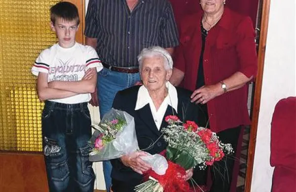 Avguština Bavcon iz Stare Gore je v soboto upihnila stoto svečko na torti